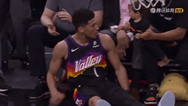 太有爱了！布克倒地后与小宝宝碰拳