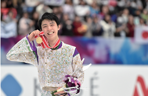 羽生结弦金博洋合影「羽生结弦帮金博洋国旗动图」