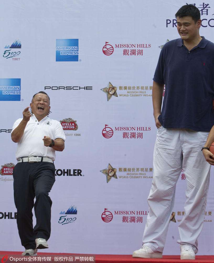 姚明乐福合影，姚明笑起来的照片在哪里看！