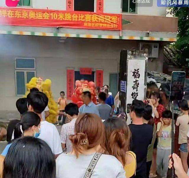 主播蹲守全红婵家，网红直播全红婵一家